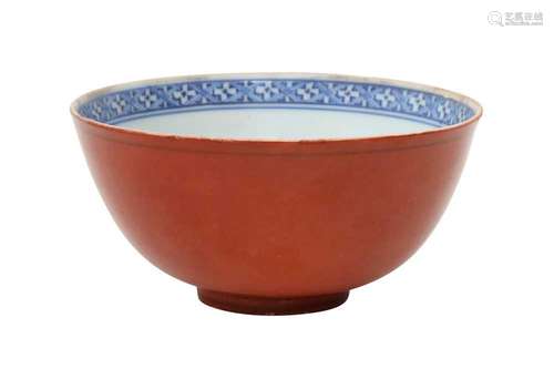 A CHINESE BLUE AND WHITE AND RED-ENAMELLED BOWL