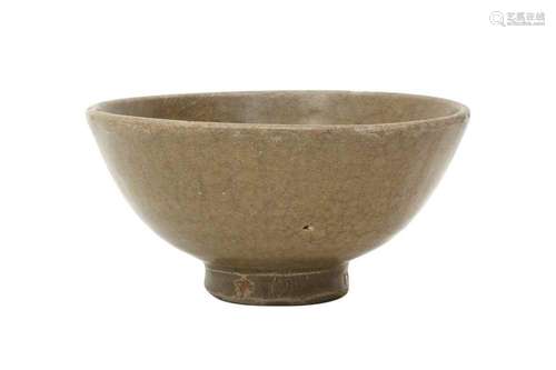 A CHINESE CELADON CRACKLE-GLAZED BOWL