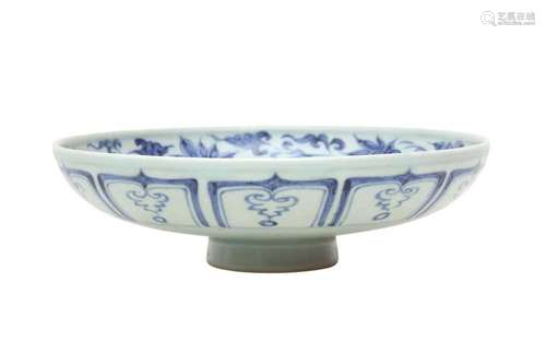 A CHINESE BLUE AND WHITE 'DRAGON' BOWL