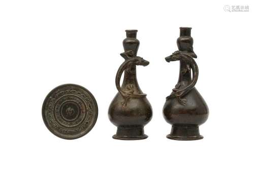 A PAIR OF CHINESE BRONZE VASES AND A BRONZE MIRROR