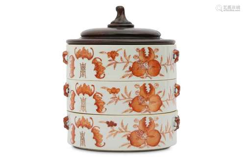 A CHINESE PORCELAIN 'PEACH AND BAT' THREE-TIERED BOX