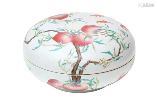 A CHINESE FAMILLE ROSE 'PEACHES' CIRCULAR BOX AND COVER