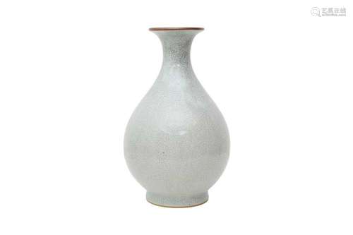 A CHINESE CRACKLE-GLAZED VASE, YUHUCHUNPING