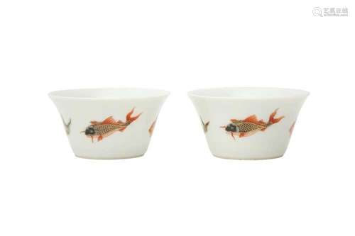 A PAIR OF CHINESE FAMILLE VERTE ENAMELLED 'FISH' CUPS