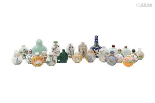 A SMALL COLLECTION OF CHINESE SNUFF BOTTLES