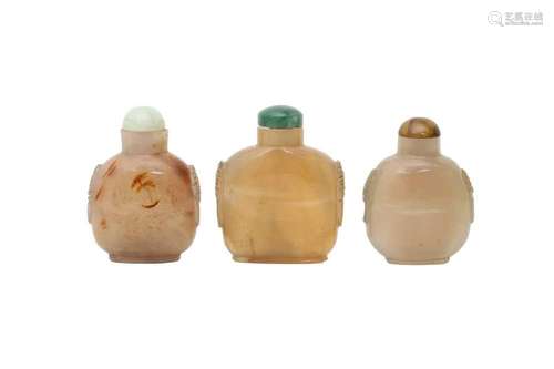 THREE CHINESE AGATE SNUFF BOTTLES