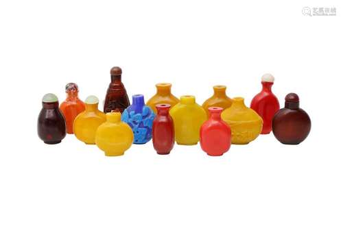 A SMALL COLLECTION OF CHINESE PEKING GLASS SNUFF BOTTLES