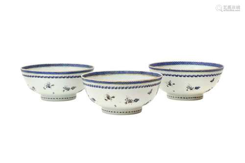 A SET OF THREE CHINESE EXPORT BOWLS