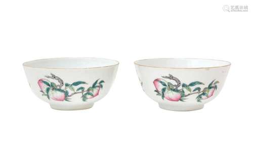 A PAIR OF CHINESE FAMILLE ROSE 'FRUIT' BOWLS