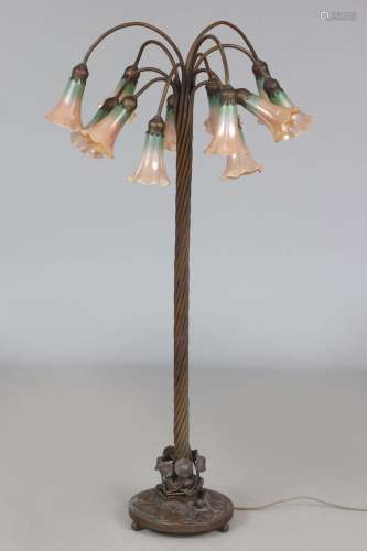 Stehlampe im Stile einer ¨Lily lamp¨ von L. C. TIFFANY