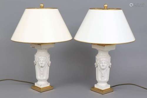 Paar Tischlampen mit Fayence Füßen in Säulenform