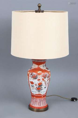 Tischlampe mit Fuß in Form eines japanischen Vasengefäßes (P...