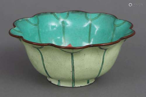 Chinesische Cloisonné-Schale in Form eines Seerosenblattes