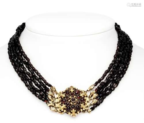 Choker with showy box clasp GG