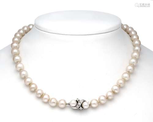 Akoya pearl necklace with clas