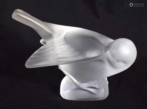 A FRENCH LALIQUE GLASS BIRD. 10 cm x 8 cm.