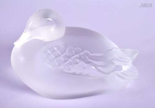 A FRENCH LALIQUE GLASS DUCK. 7 cm x 4 cm.