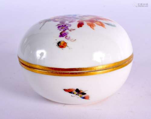 A SMALL MEISSEN PORCELAIN BOX AND COVER. 7 cm diameter.