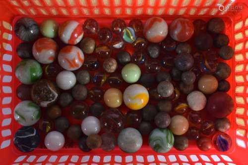 A COLLECTION OF VINTAGE MARBLES. Largest 2 cm diameter. (qty...
