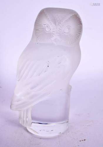 A FRENCH LALIQUE GLASS OWL. 9.5 cm high.