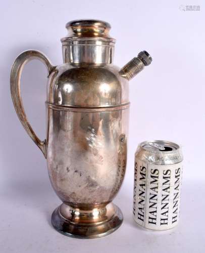 A LARGE SILVER PLATED COCKTAIL SHAKER AND COVER. 30 cm high.