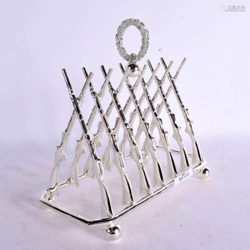 A CONTEMPORARY SILVER PLATED RIFLE TOAST RACK. 18 cm x 18 cm...