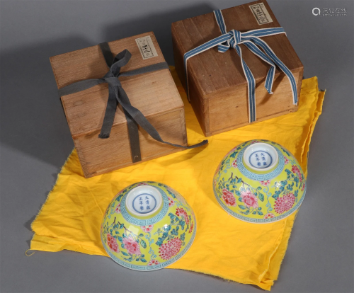 A PAIR OF YELLOW GROUND FAMILLE ROSE FLOWER BOWLS