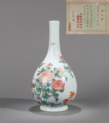 A LARGE FAMILLE ROSE FLOWER AND BUTTERLY PATTERN BOTTLE VASE