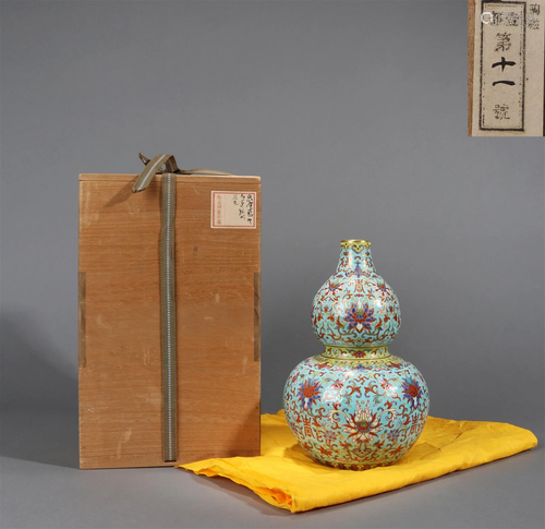 A TURQUOISE GROUND TREASURED FLOWER DOUBLE-GOURD FORM VASE