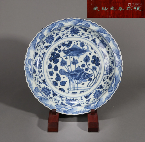 A LARGE BLUE AND WHITE FISH PATTERN PLATE