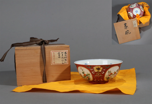 A ROUGE-RED GROUND CARVED FLOWER PATTERN VASE