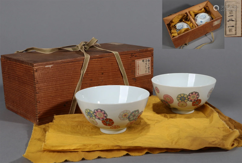 A PAIR OF FAMILLE ROSE BULBLER FLOWER BOWLS