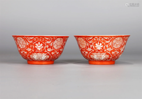 A PAIR OF IRON-RED RESERVED FLOWER PATTERN BOWLS