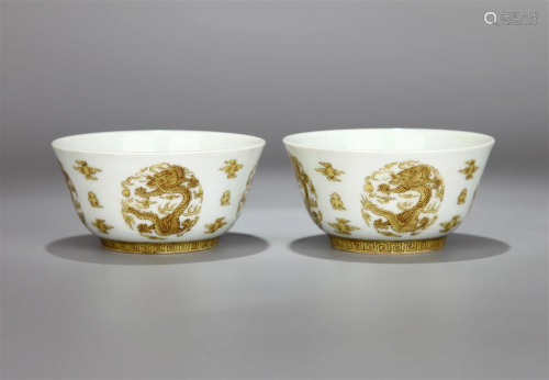 A PAIR OF WHITE GROUND YELLOW COLORED DRAGON PATTERN BOWLS
