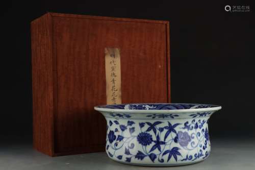 Xuande Period of Chinese Ming Dynasty  Blue and White Flower...