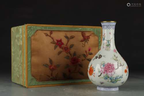 Qianlong Period of Chinese Qing Dynasty Famille Rose Butterf...