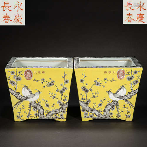 A PAIR OF CHINESE FAMILLE ROSE POTS, QING DYNASTY