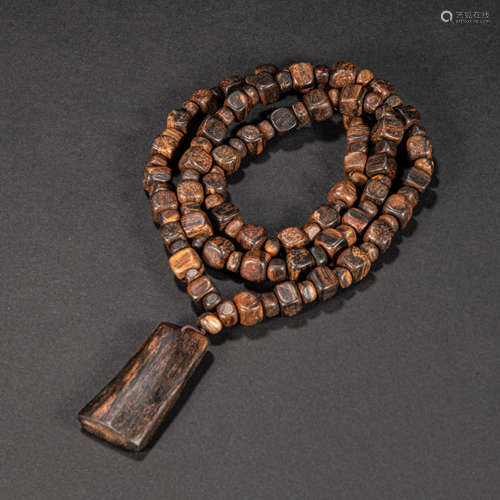 CHINESE AGARWOOD NECKLACE, QING DYNASTY