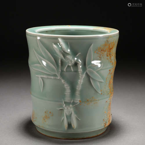 A Chinese Longquan Celadon Glaze Brushpot