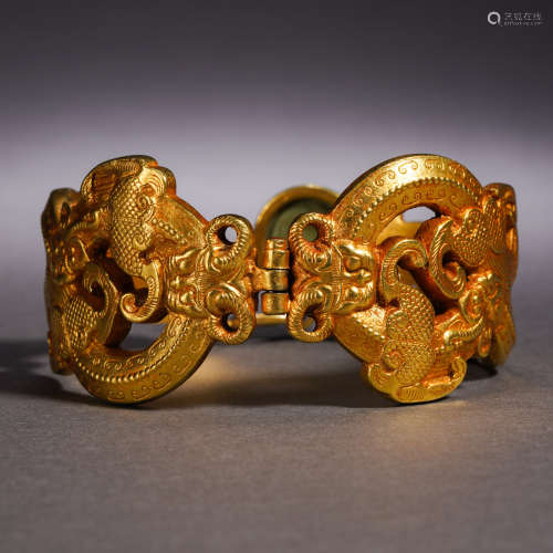 A Chinese Archaic Bronze-gilt Bangle