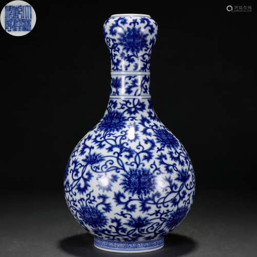 A Chinese Blue and White Garlic Head Vase
