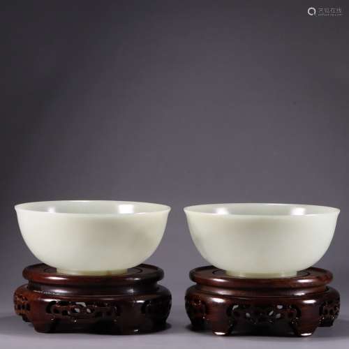 A pair of plain bowls of Hetian jade