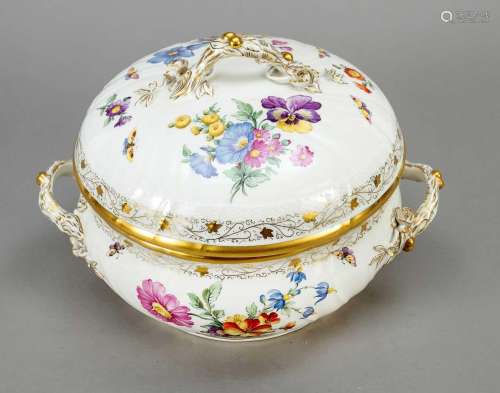 Round lidded tureen with side handl