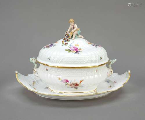 Oval lidded tureen on presentoire,