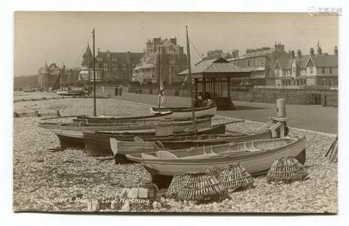 WORTHING. A collection of approximately 94 postcards of Wort...