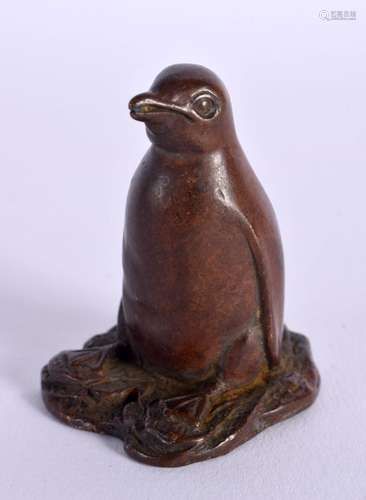 A JAPANESE BRONZE FIGURE OF A PENGUIN. 4.7cm x 3.8cm x 3.1cm