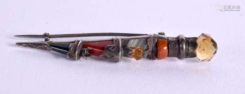 A SCOTTISH AGATE BROOCH IN THE FORM OF A DIRK. 5.5cm long, w...