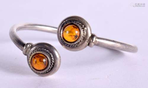 A VINTAGE SILVER AND AMBER BANGLE. 14 grams. 5.5 cm wide.