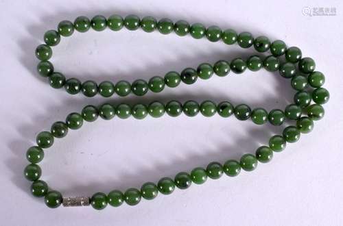 A VINTAGE JADE NECKLACE. 62 grams. 60 cm long.