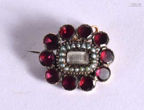 AN ANTIQUE GARNET AND SEED PEARL BROOCH. 5.8 grams. 2.5 cm x...